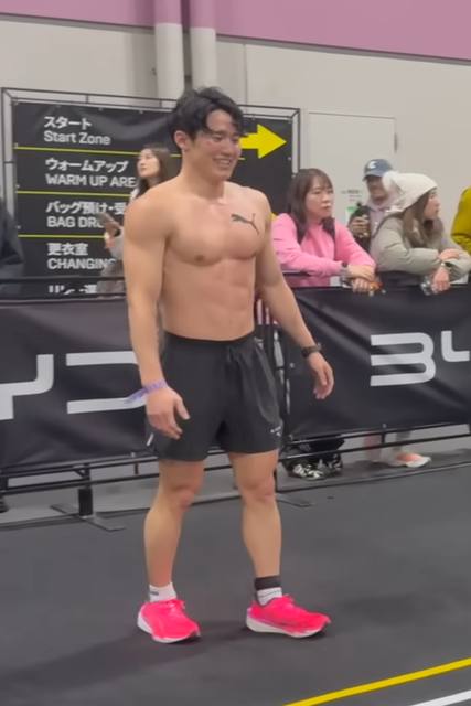 元動画18分39秒。バーピーブロードジャンプ区間で立つあつし（荒井陸）さん。頭からピンクの両靴まで写る全身カット。