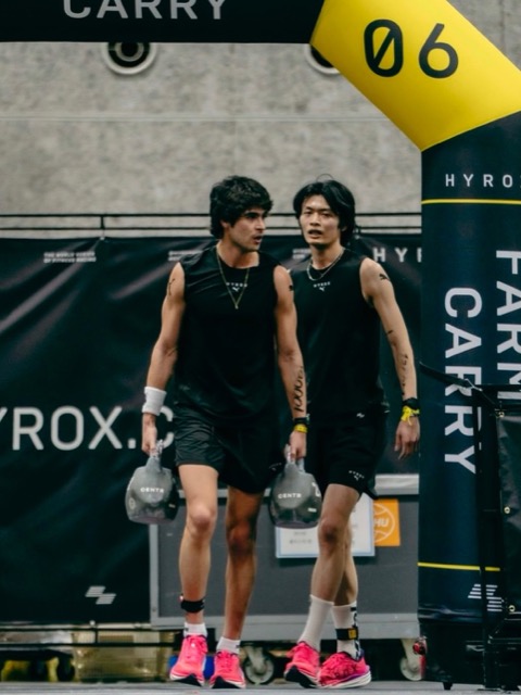 大阪メンズダブルス。左手前のLikouが黒い上下とピンクの靴でケトルベルを運び、後方に龍君が続く。
