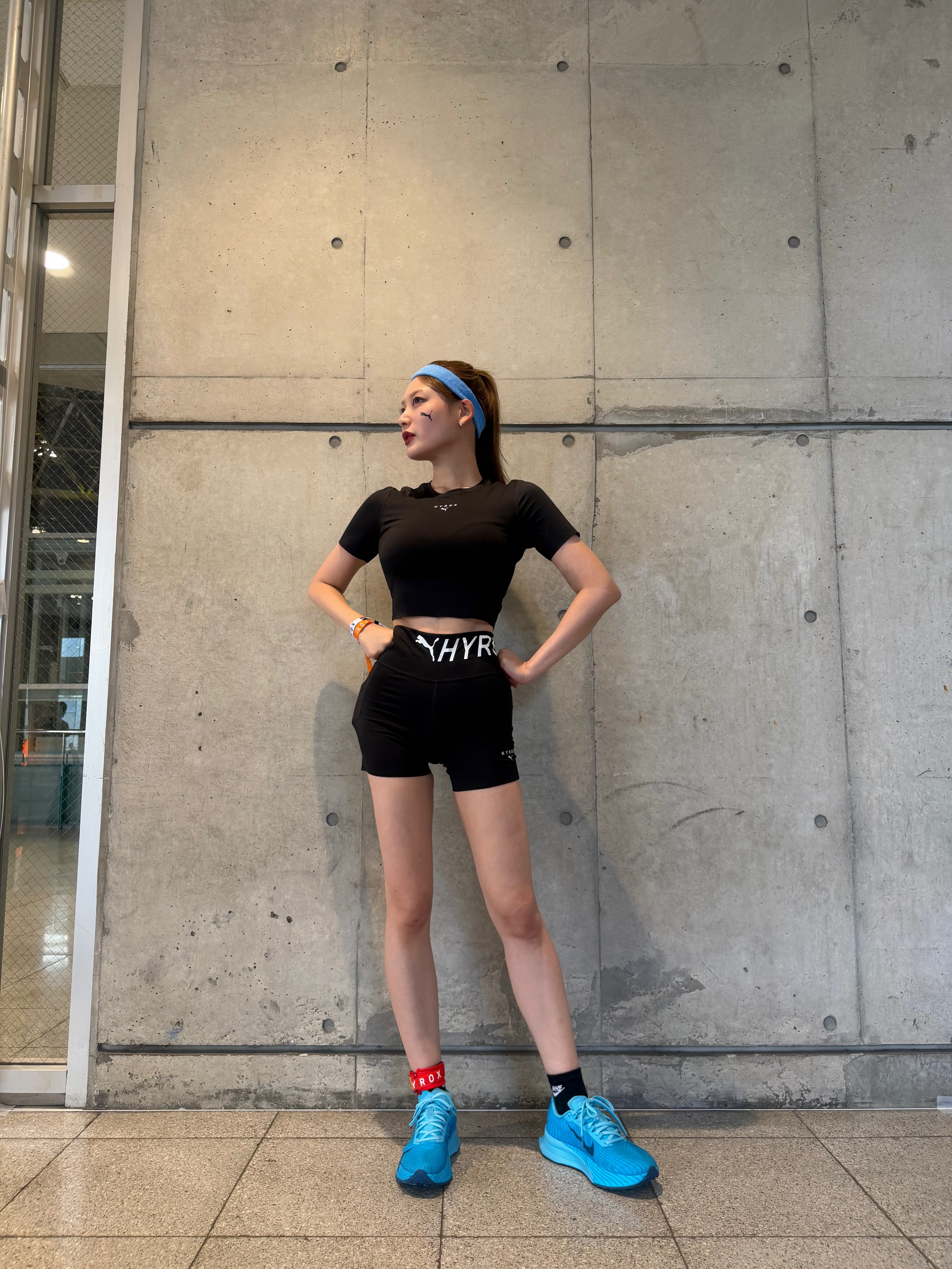 同じ千葉大会投稿の単独全身写真。黒いPUMAウェアの腰と裾のロゴ、青いNikeシューズが見える。