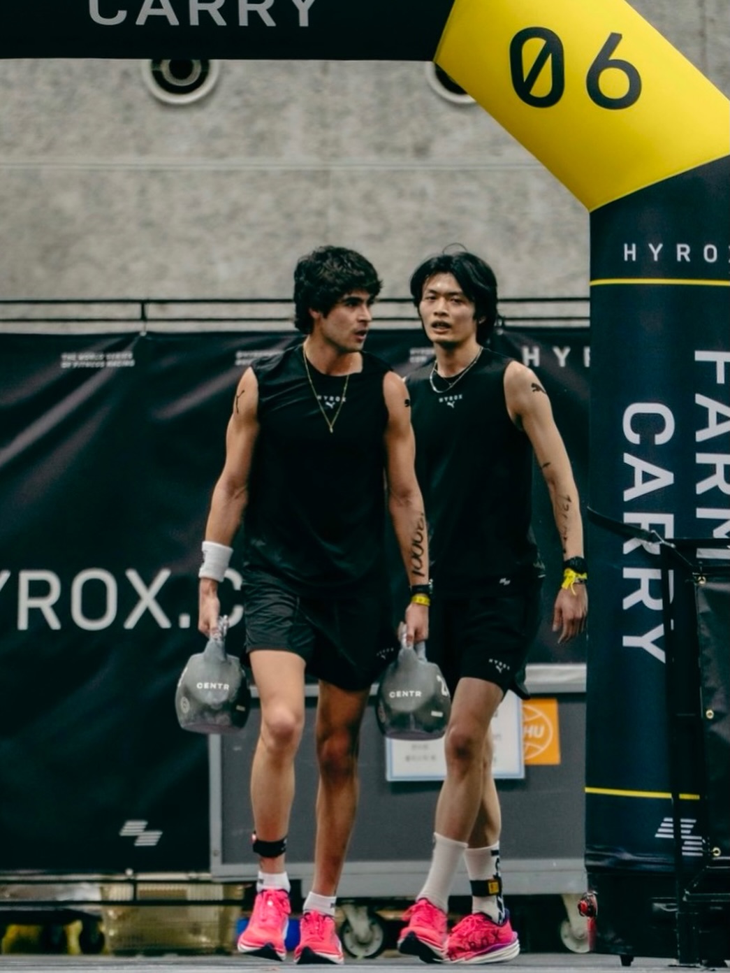 大阪メンズダブルス。左手前のLikouが黒い上下とピンクの靴でケトルベルを運び、後方に龍君が続く。