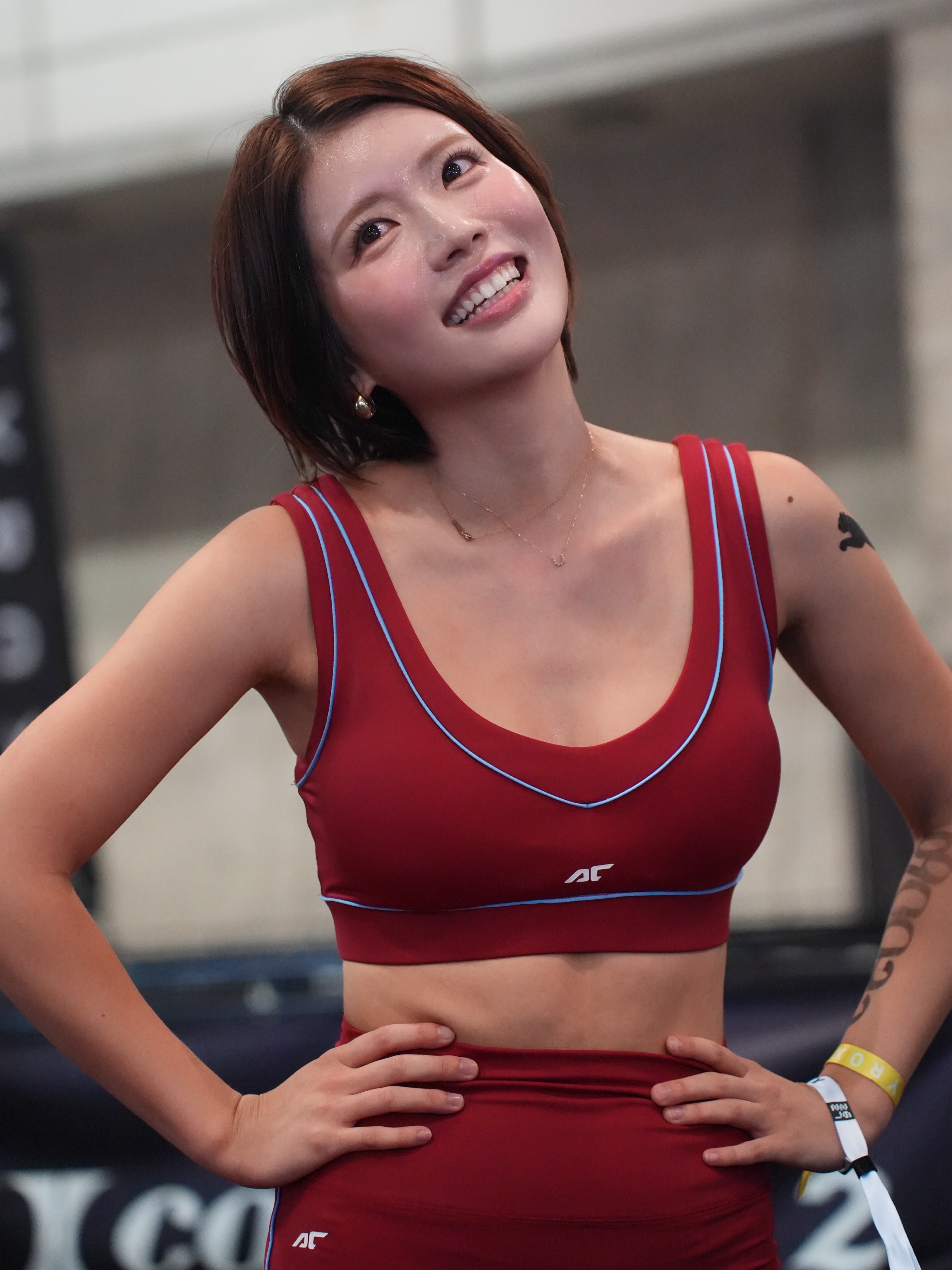 千葉大会の同じ投稿の3枚目。赤いブラトップの青い縁取りとARLFITロゴが見える。