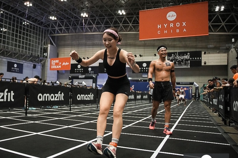 HYROX千葉の混合ダブルス。手前のほーちゃんに続き、右奥のNOSUKEがバーピーを進む。